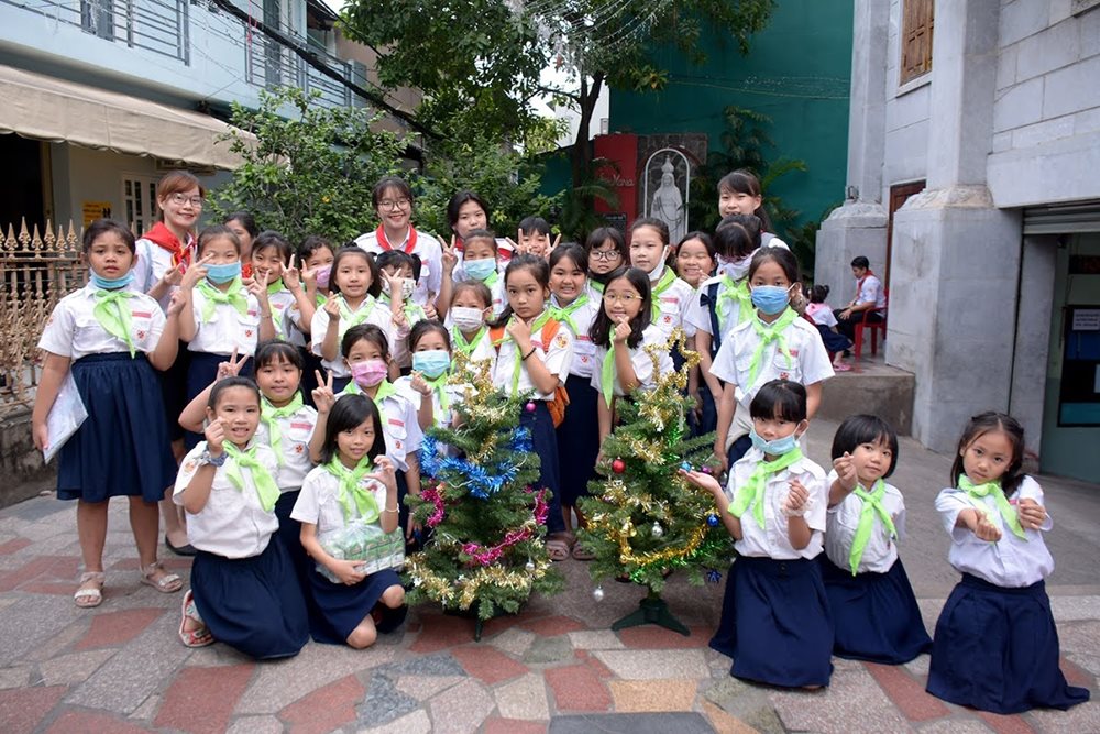 Đoàn TNTT - Chia sẻ niềm vui Chúa Giáng Sinh với các bạn có hoàn cảnh khó khăn ngày 20.12.2020