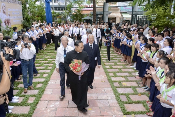 Món quà nhỏ tặng Cha Chánh xứ Gioakim 